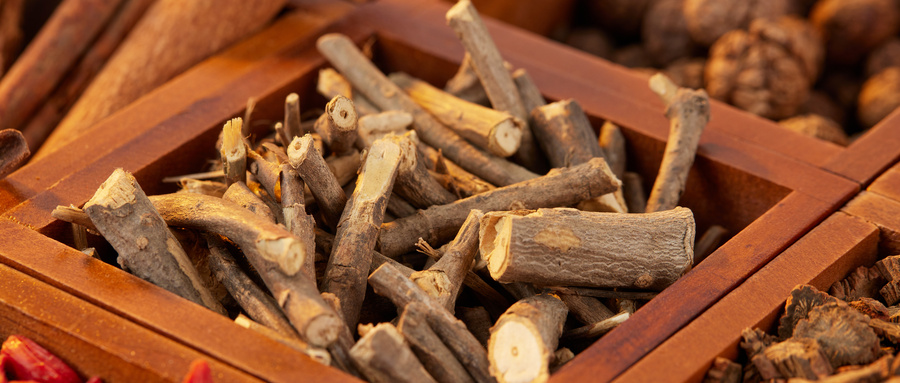 1721207904102502.jpg 摄图网_507732100_盒子里的中药材伸筋藤(企业商用).jpg